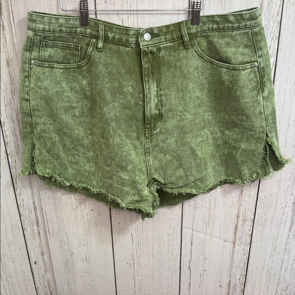 Pretty Little Thing Plus Green Acid Wash Shorts